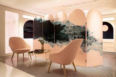 Cette image montre un salon design de taille moyenne et fermé avec une salle de réception, un mur rose, un sol en carrelage de céramique, aucune cheminée, aucun téléviseur et un sol blanc.