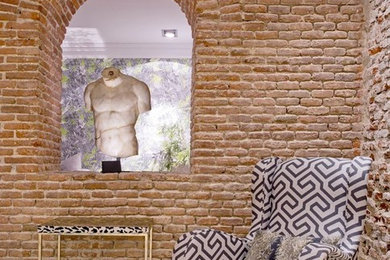Diseño de sala de estar abierta romántica pequeña sin chimenea y televisor con paredes marrones y suelo de cemento