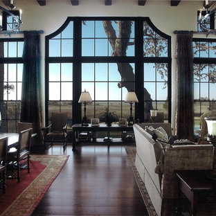 Mediterranes Wohnzimmer mit dunklem Holzboden in Atlanta