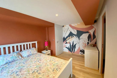 Modelo de habitación de invitados sin chimenea con paredes rosas y suelo laminado