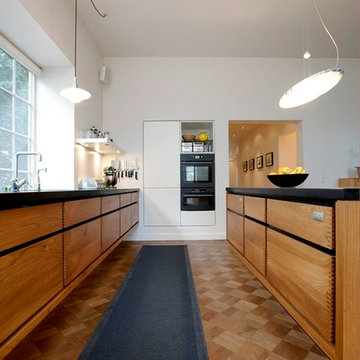 Model Minimal i olieret elm med to skuffer