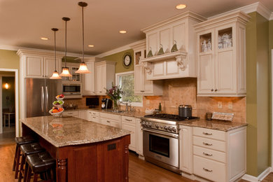 Kitchen - traditional kitchen idea in New York