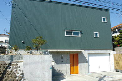 Foto de fachada de casa verde y gris moderna de tamaño medio a niveles con revestimiento de metal, tejado de un solo tendido, tejado de metal y panel y listón