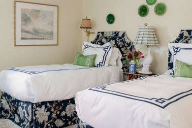 オクラホマシティにある中くらいなトラディショナルスタイルのおしゃれな客用寝室 (白い壁、カーペット敷き)