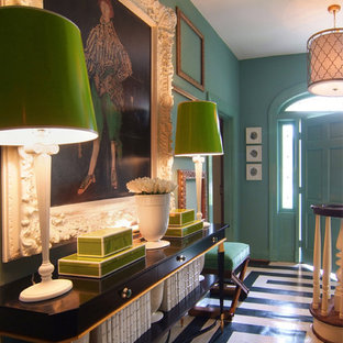 Inspiration för mellanstora eklektiska foajéer, med gröna väggar, målat trägolv och en enkeldörr