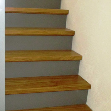 Sanierung Mehrfamilienwohnhaus - Treppe hinter Küchenblock