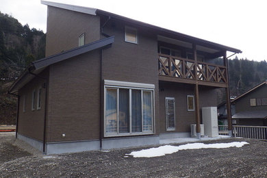 他の地域にあるカントリー風のおしゃれな家の外観 (コンクリート繊維板サイディング) の写真