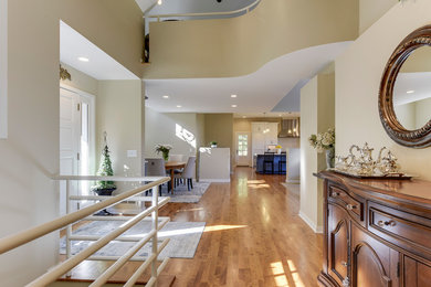 Example of a transitional home design design in Minneapolis