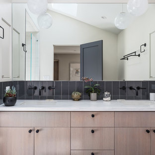 Bäder mit hellen Holzschränken und Glasfliesen Ideen, Design & Bilder