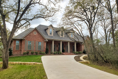 Diseño de fachada de casa multicolor y gris clásica grande de una planta con revestimiento de ladrillo, tejado a dos aguas y tejado de teja de madera