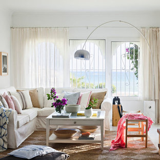 Mittelgroßes, Repräsentatives, Fernseherloses, Abgetrenntes Mediterranes Wohnzimmer mit weißer Wandfarbe, Kamin, Kaminsims aus Backstein und Teppichboden in Madrid