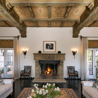Geräumiges, Repräsentatives, Abgetrenntes Mediterranes Wohnzimmer mit weißer Wandfarbe, gebeiztem Holzboden, Kamin und Kaminsims aus Beton in Los Angeles