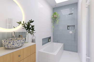 Réalisation d'une salle de bain principale nordique de taille moyenne avec une baignoire encastrée, une douche ouverte, WC suspendus, un carrelage bleu, un mur blanc, un lavabo posé, aucune cabine, une niche, meuble simple vasque et un sol gris.