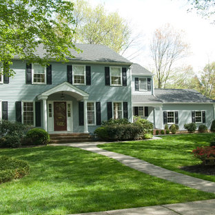 Свежая идея для дизайна: двухэтажный фасад дома синего цвета в классическом стиле - отличное фото интерьера