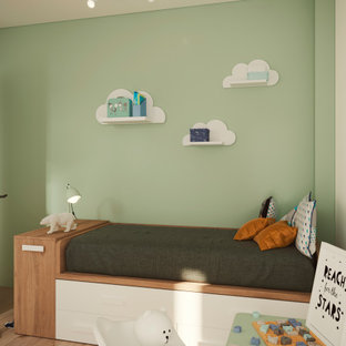 Idee per una piccola cameretta per bambini da 1 a 3 anni moderna con pareti verdi, pavimento in legno massello medio e pavimento marrone