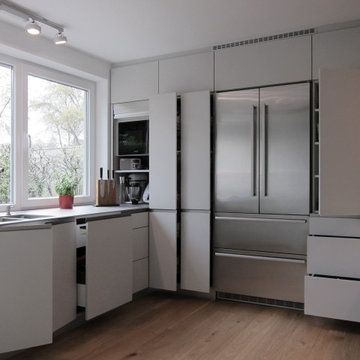 Küche mit Durchblick - Fronten mit Kühlschrank - geöffnet