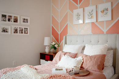 Diseño de habitación de invitados retro pequeña con paredes multicolor, moqueta, suelo beige y papel pintado