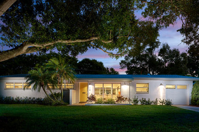 Example of a white one-story exterior home design in Tampa