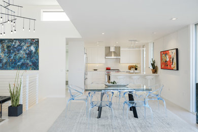 Modelo de comedor de cocina minimalista grande con paredes blancas, suelo de madera clara y suelo blanco