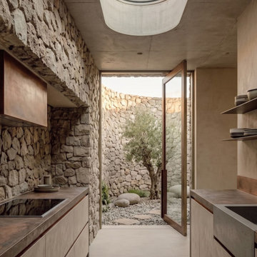 ocina House Amenitá — Piedra local bajo un óculo circular