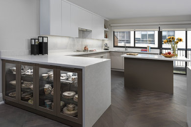 Kitchen - large modern u-shaped medium tone wood floor and brown floor kitchen idea in Toronto with an undermount sink, flat-panel cabinets, quartz countertops, quartz backsplash and an island