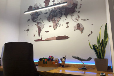 Imagen de despacho actual de tamaño medio con paredes beige, suelo de bambú, escritorio independiente y suelo beige