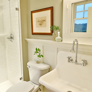 Badezimmer mit Vinylboden und Quarzit-Waschtisch Ideen, Design & Bilder