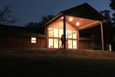 Country home design photo in Little Rock
