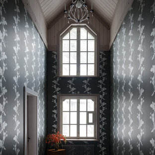 Foto di un grande ingresso o corridoio boho chic con pareti nere e pavimento in legno verniciato