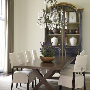 Идея дизайна: большая гостиная-столовая в средиземноморском стиле с белыми стенами, темным паркетным полом и коричневым полом