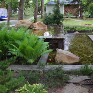 Großes, Halbschattiges, Geometrisches Stilmix Garten im Innenhof im Sommer mit Steindeko und Natursteinplatten in Moskau