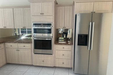 Trendy kitchen photo in Miami