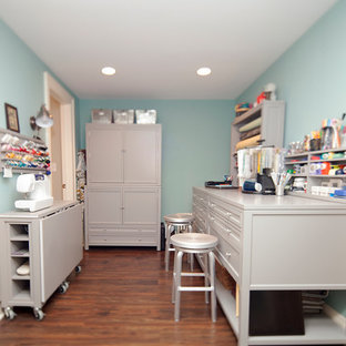 Inspiration för ett mellanstort vintage hobbyrum, med blå väggar, linoleumgolv och ett fristående skrivbord