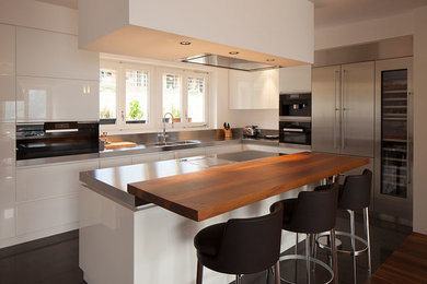 Example of a minimalist kitchen design in Los Angeles