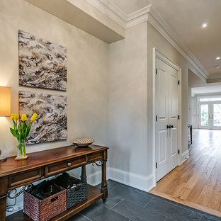 Foto på en mellanstor vintage hall, med beige väggar och skiffergolv