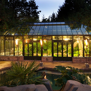 Exemple d'un très grand jardin à la française arrière tendance l'été avec un bassin, une exposition partiellement ombragée et des pavés en pierre naturelle.