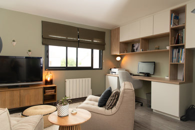 Idées déco pour un petit bureau moderne avec un mur vert, sol en stratifié, un bureau intégré et un sol marron.
