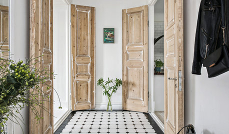 Les meubles en bois décapés apportent une touche brute à la déco