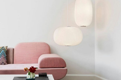 Geräumiges, Repräsentatives Modernes Wohnzimmer mit grauer Wandfarbe, braunem Holzboden, braunem Boden und Tapetenwänden in Hamburg