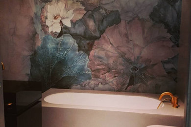 Foto di una stanza da bagno minimal di medie dimensioni con ante di vetro, ante marroni, WC sospeso, pareti beige, pavimento in marmo, lavabo a colonna, top in vetro, pavimento multicolore, un lavabo, mobile bagno freestanding, soffitto ribassato e carta da parati