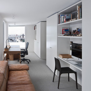 クリーブランドの中サイズのモダンスタイルのおしゃれなホームオフィス・仕事部屋の写真