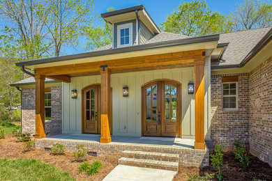 Arts and crafts home design photo in Other
