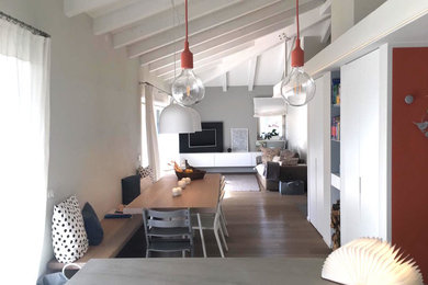 Foto di una sala da pranzo contemporanea con pareti grigie