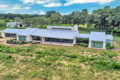 Country exterior home idea in Dallas