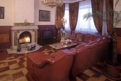 モスクワにあるラグジュアリーな広いトラディショナルスタイルのおしゃれなリビング (黄色い壁、無垢フローリング、標準型暖炉、石材の暖炉まわり、マルチカラーの床、パネル壁) の写真