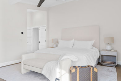Foto de dormitorio principal costero de tamaño medio con paredes blancas, suelo de madera en tonos medios y suelo beige