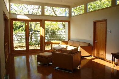 Family room - modern family room idea in San Francisco