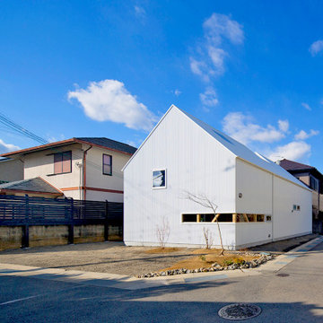 シンプルな三角屋根の家