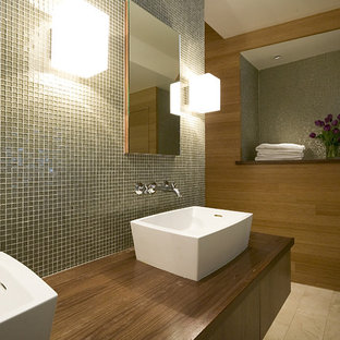 Foto di una stanza da bagno moderna con piastrelle a mosaico, lavabo a bacinella e top in legno