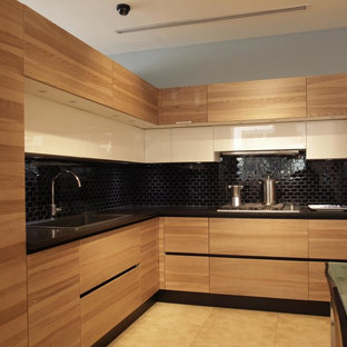 Große Moderne Küche in L-Form mit Vorratsschrank, Einbauwaschbecken, flächenbündigen Schrankfronten, hellen Holzschränken, Mineralwerkstoff-Arbeitsplatte, Küchenrückwand in Schwarz, Küchengeräten aus Edelstahl, Keramikboden, Kücheninsel und Rückwand aus Glasfliesen in New York